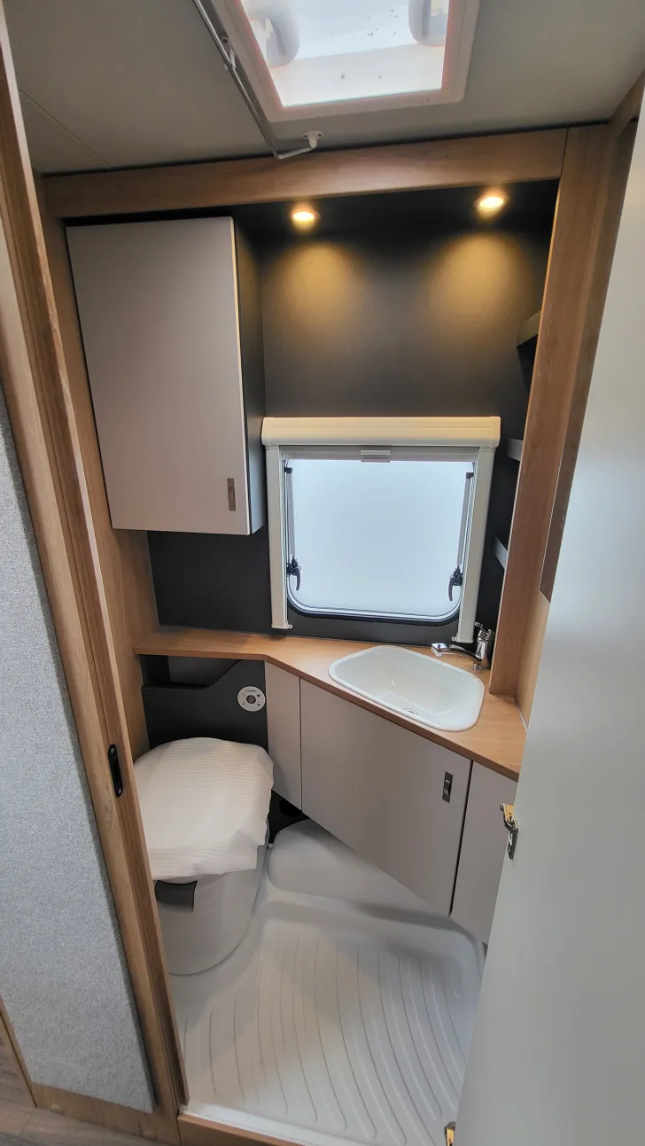 Toilette Knaus Sport 460 EU 1800 kg/Ambientel/LED Umriss