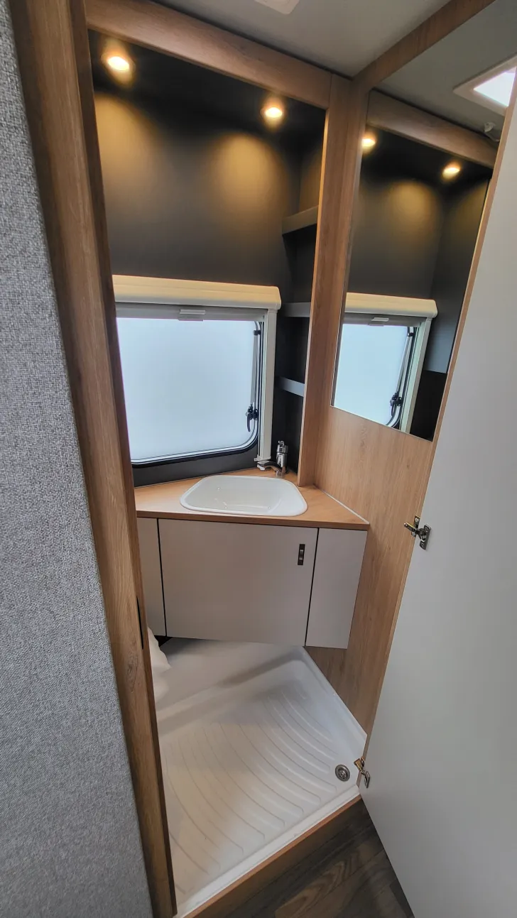 Fahrerhaus Knaus Sport 460 EU 1800 kg/Ambientel/LED Umriss