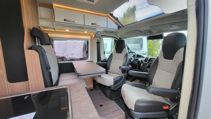 Sitzgruppe Weinsberg CaraBus 600 ME EDITION [FIRE] Automatik, Paket auto. Fahren