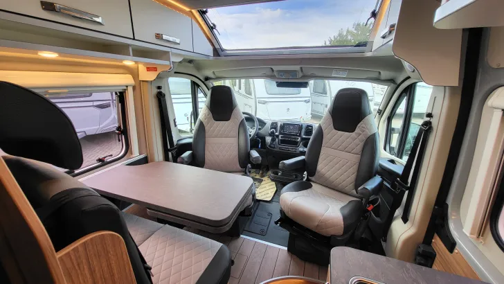 Weitere Sitzgruppe Weinsberg CaraBus 600 ME EDITION [FIRE] Automatik, Paket auto. Fahren