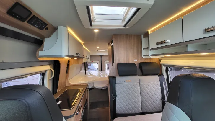 Sicht vorne-hinten Weinsberg CaraBus 600 ME EDITION [FIRE] Automatik, Paket auto. Fahren