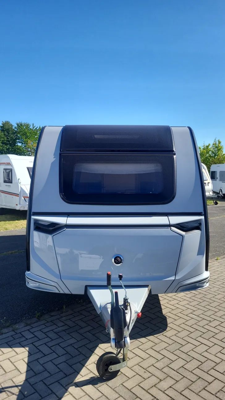 Frontal Vorne Knaus Südwind 540 UE Black Selection 1800 kg/Casual Silver