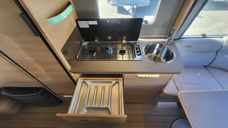 Küchen Knaus Südwind 540 UE Black Selection 1800 kg/Casual Silver