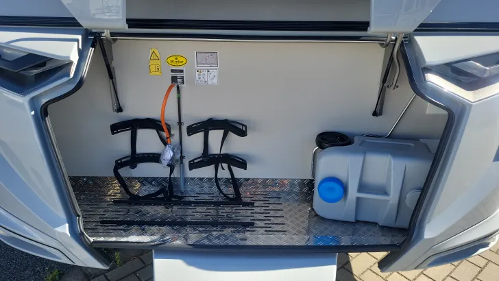 Heckgarage Knaus Südwind 540 UE Black Selection 1800 kg/Casual Silver