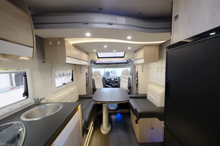 Fahrzeugbild Challenger 357 Special Edition / Einzelbetten + Hubbett #9