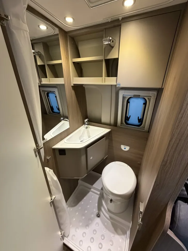 Fahrzeugbild Carado CV 602 pro Längsbetten unter 6 Meter #9