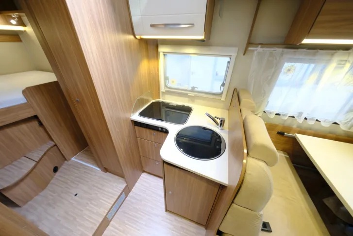 Fahrzeugbild Carado T 334/Festbett/Hubbett/Garage/Tempomat #13