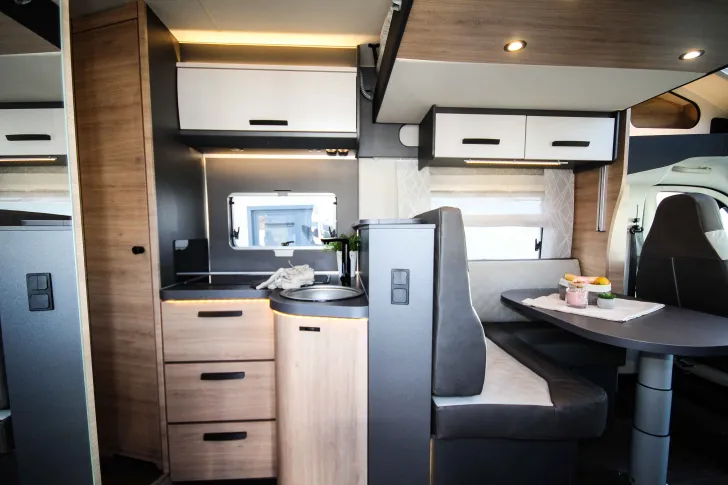 Fahrzeugbild Knaus L!VE WAVE 650 MF Platinum Selection Automatik | Rahmenfenster #5