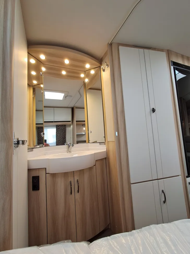 Fahrzeugbild Hobby De Luxe 560 KMFe *Mietwagen 2025* #18