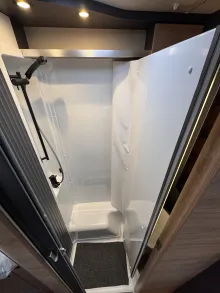 Fahrzeugbild Knaus L!VE WAVE 650 MEG Platinum Selection Abstandstempomat, Rahmenfenste #18