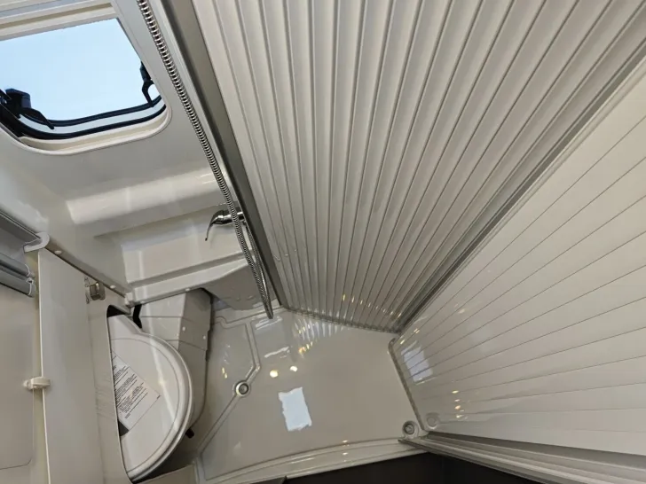 Fahrzeugbild Malibu Van first class - two rooms 640 LE RB GT skyview #15