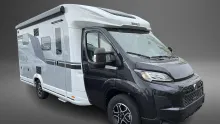 Schräg Vorne Knaus L!VE WAVE 650 MEG Black Selection Automatik