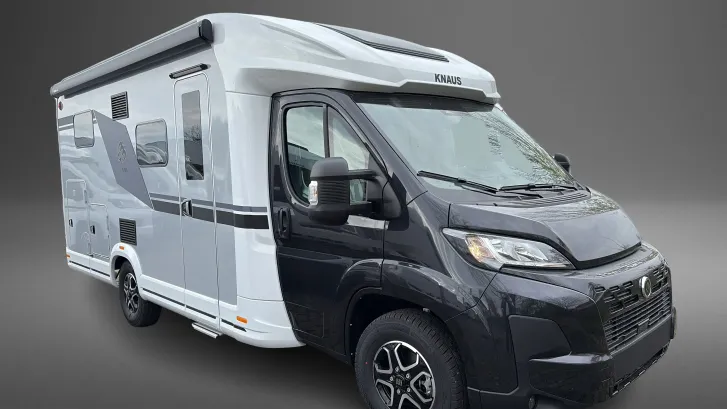 Schräg Vorne Knaus L!VE WAVE 650 MEG Black Selection Automatik