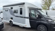 Seitlich Knaus L!VE WAVE 650 MEG Black Selection Automatik