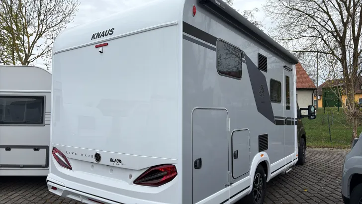 Schräg Hinten Knaus L!VE WAVE 650 MEG Black Selection Automatik