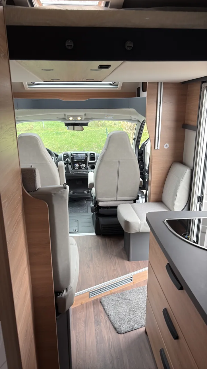 Sicht vorne-hinten Knaus L!VE WAVE 650 MEG Black Selection Automatik