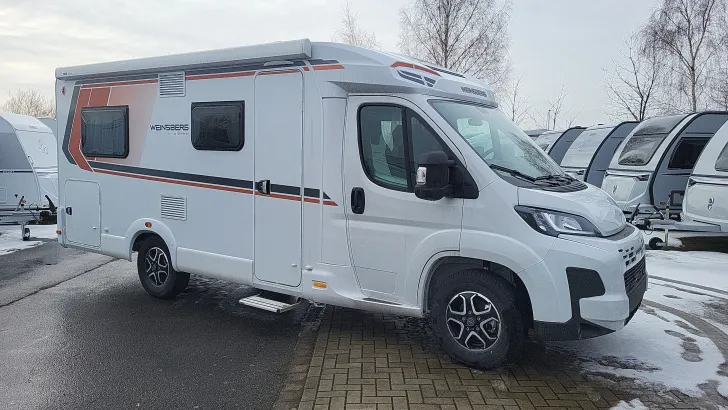 Schräg Vorne Weinsberg CaraCompact 600 MF EDITION [PEPPER] Automatik/140 PS