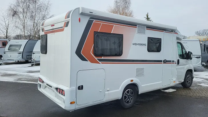 Schräg Hinten Weinsberg CaraCompact 600 MF EDITION [PEPPER] Automatik/140 PS