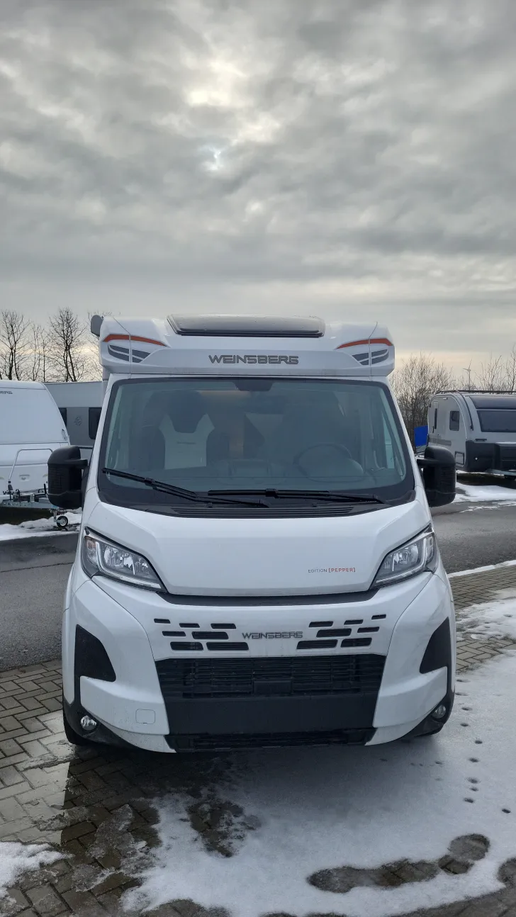 Frontal Vorne Weinsberg CaraCompact 600 MF EDITION [PEPPER] Automatik/140 PS