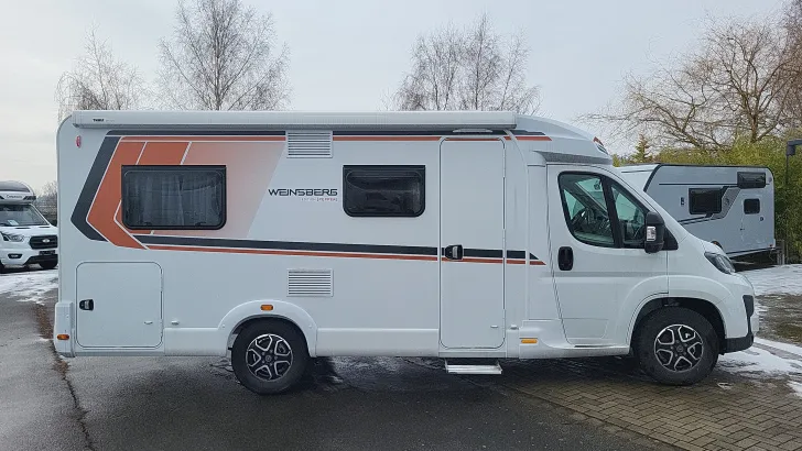 Seitlich Weinsberg CaraCompact 600 MF EDITION [PEPPER] Automatik/140 PS