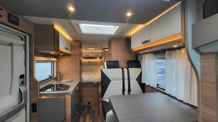 Sicht vorne-hinten Weinsberg CaraCompact 600 MF EDITION [PEPPER] Automatik/140 PS