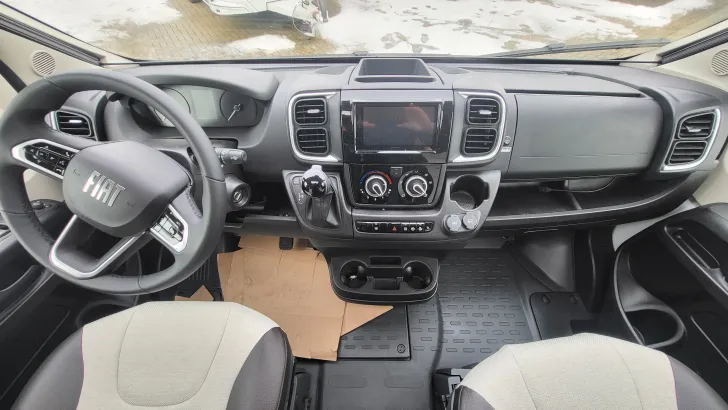 Fahrerhaus Weinsberg CaraCompact 600 MF EDITION [PEPPER] Automatik/140 PS