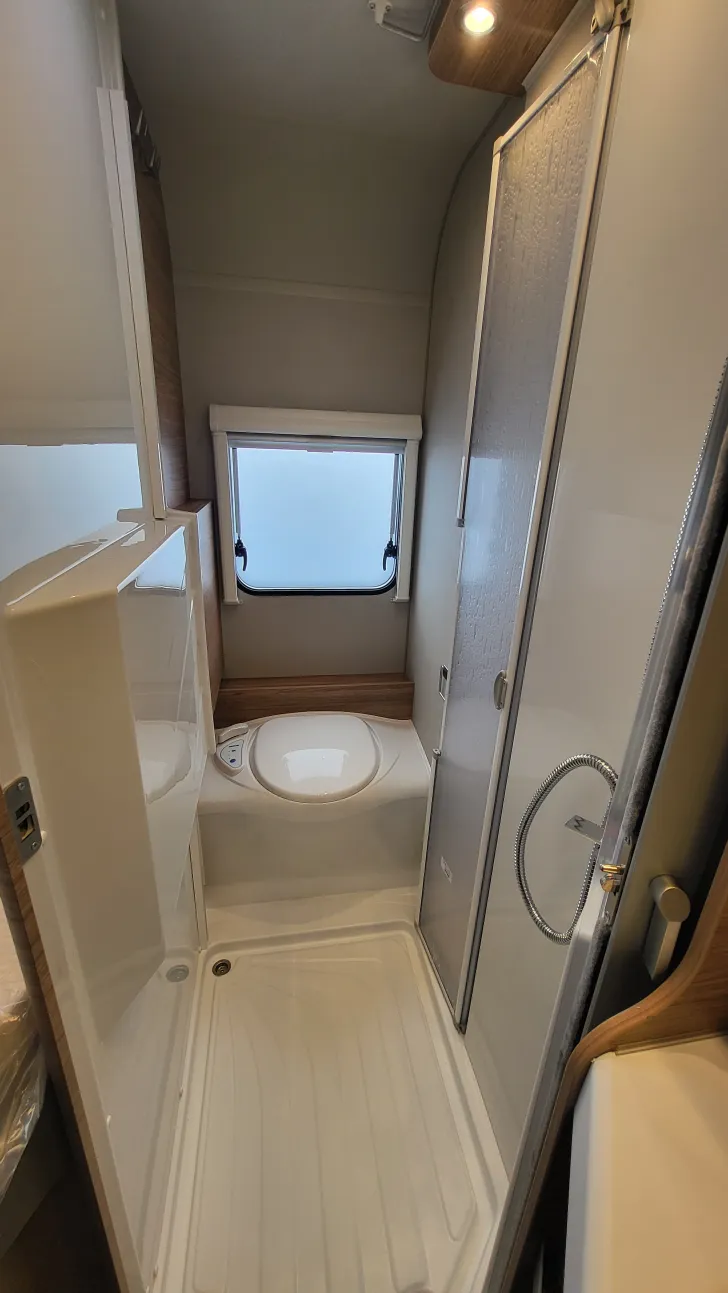 Toilette Weinsberg CaraCompact 600 MF EDITION [PEPPER] Automatik/140 PS