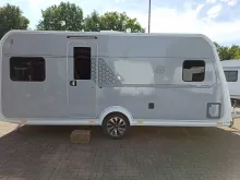 Seitlich Knaus Azur 500 FU mit Dachklimaanlage