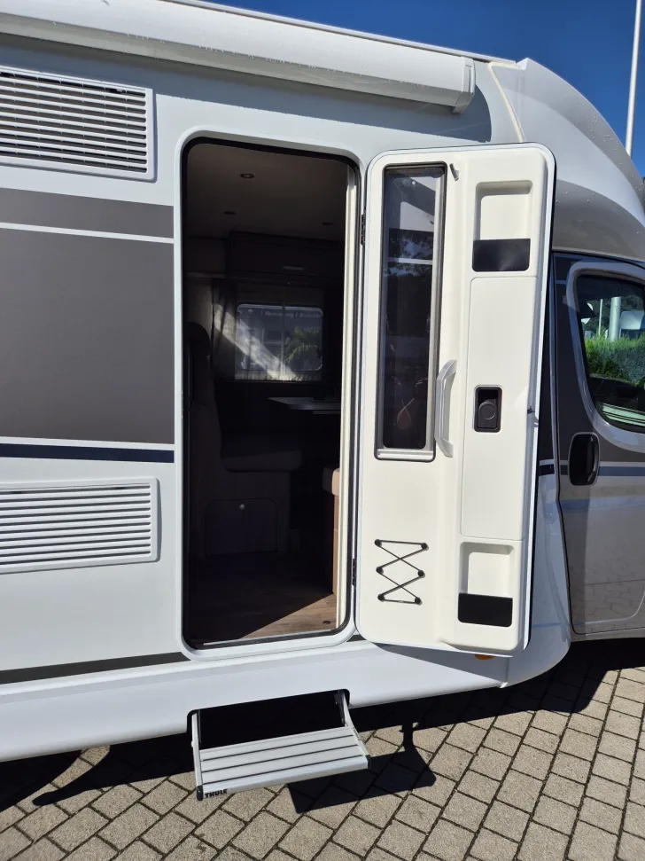 Fahrzeugbild Carado T447 pro+ *LED*Hubbett*180PS* #7