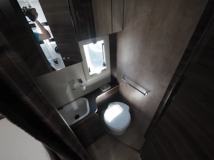 Fahrzeugbild Laika ECOVIP H 4109DS, 180 PS Autom., Tageszul. #13