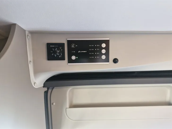 Fahrzeugbild Carado CV640 Entry *e.-Trittstufe*AWT isoliert/beheizt* #35