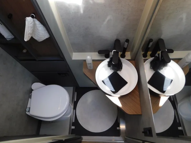 Fahrzeugbild Niesmann + Bischoff iSmove 6.9 E Festtank-Toilette, Gastank, Hubbett #18