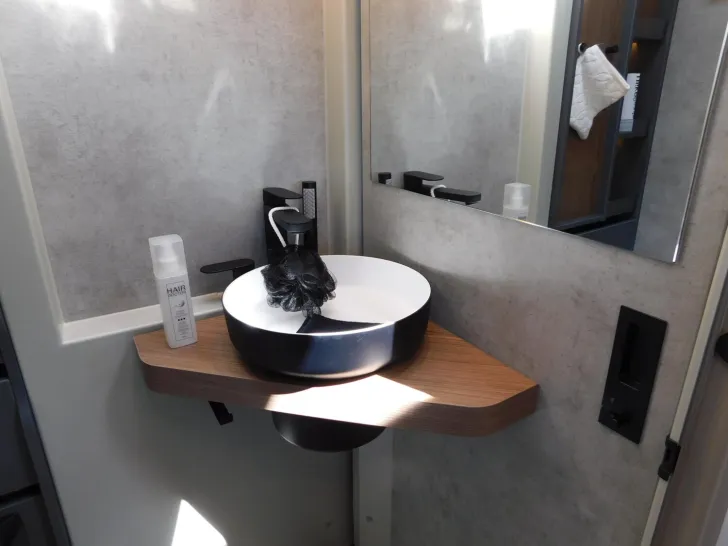 Fahrzeugbild Niesmann + Bischoff iSmove 6.9 E Festtank-Toilette, Gastank, Hubbett #19