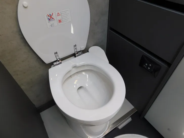 Fahrzeugbild Niesmann + Bischoff iSmove 6.9 E Festtank-Toilette, Gastank, Hubbett #20