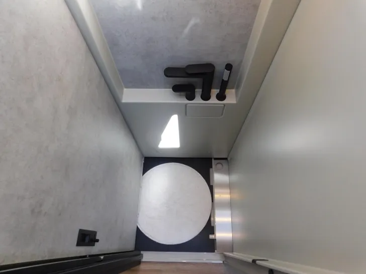 Fahrzeugbild Niesmann + Bischoff iSmove 6.9 E Festtank-Toilette, Gastank, Hubbett #21