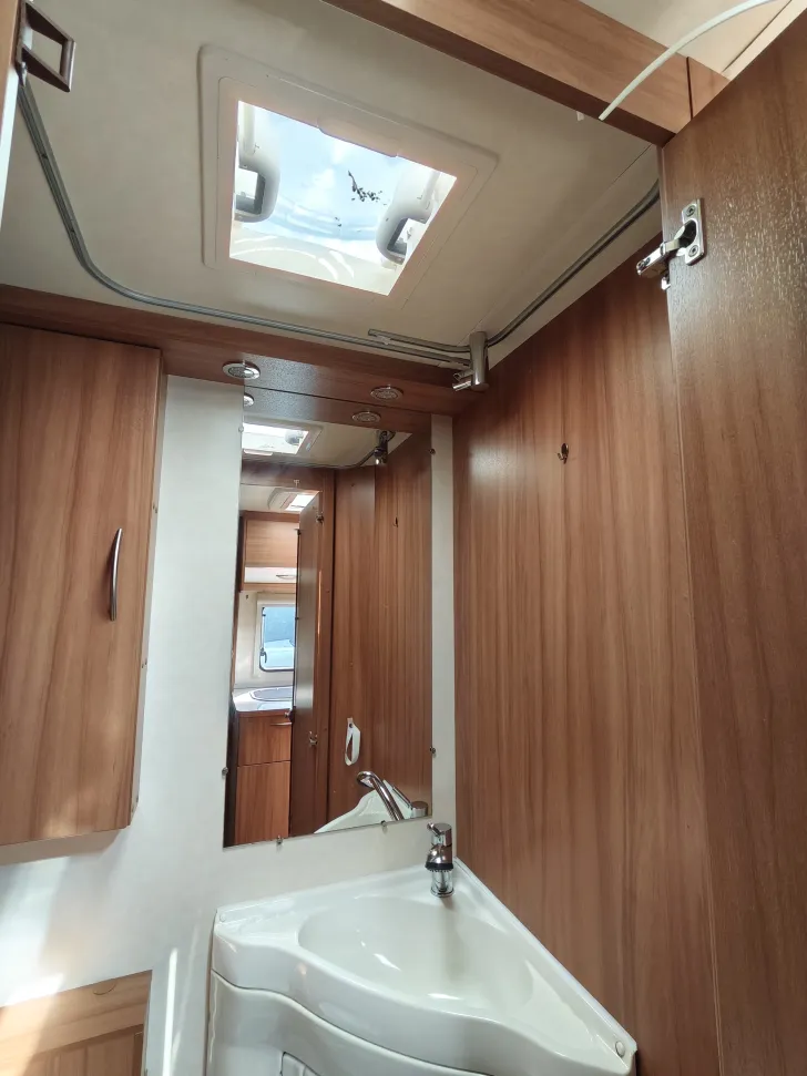 Fahrzeugbild Weinsberg CaraOne 400 LK mit Vorzelt #17