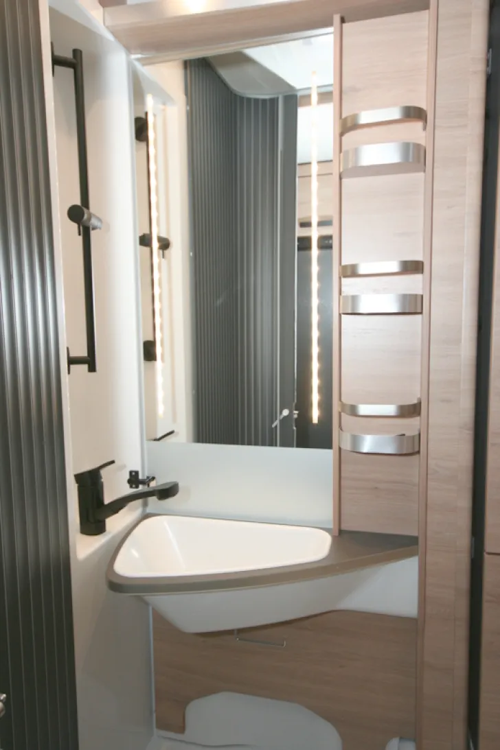 Fahrzeugbild Knaus L!VE WAVE 650 MEG Black Selection #22