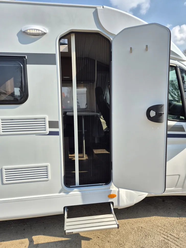 Fahrzeugbild Carado V337 *140 PS Automatik*Holzrost* #8