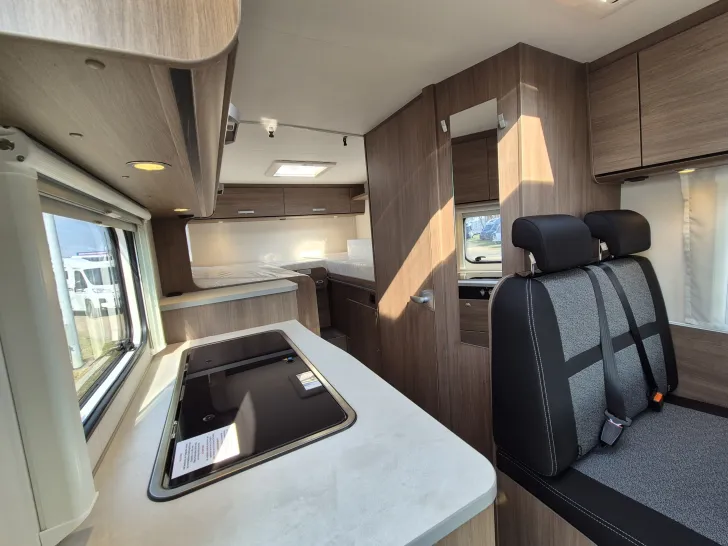 Fahrzeugbild Carado V337 *140 PS Automatik*Holzrost* #10