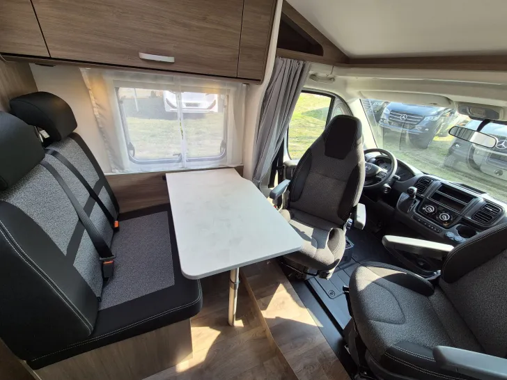 Fahrzeugbild Carado V337 *140 PS Automatik*Holzrost* #16