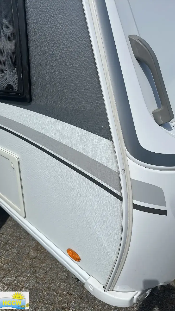 Kleine Delle Hymer Eriba Exciting 471 inkl. Mover XT