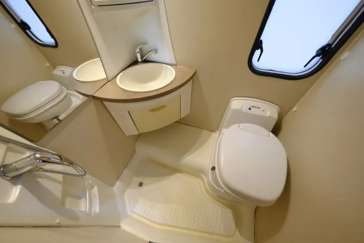 Fahrzeugbild Chausson Flash 04/Festbett/Garage/Klima/Markise/Tempomat #14