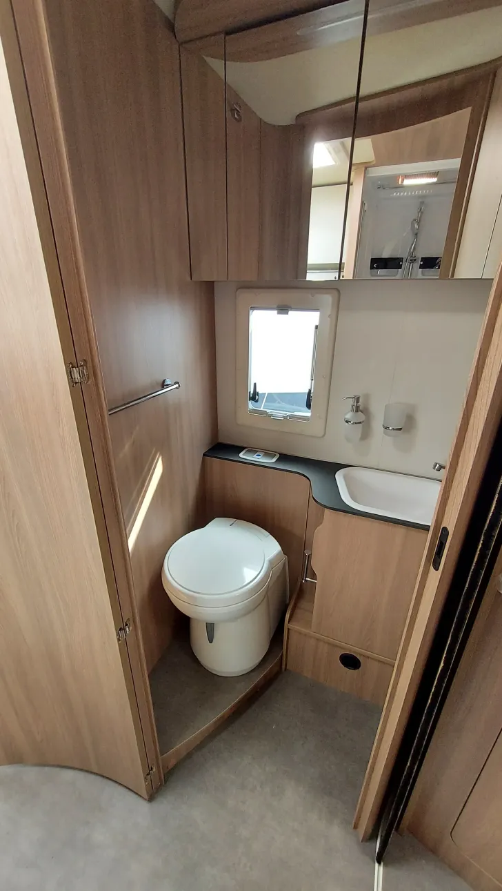 Fahrzeugbild Laika Ecovip H 4109 Hängeschränke statt Hubbett #10