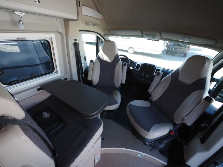 Fahrzeugbild Bürstner Campeo 4x4, Aufstelldach, AT-Reifen, uvm. #9