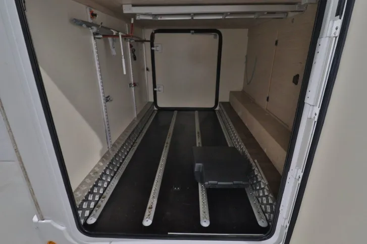 Fahrzeugbild Forster A 699 HB / Festbett / Garage / 6 Schlafplätze #6