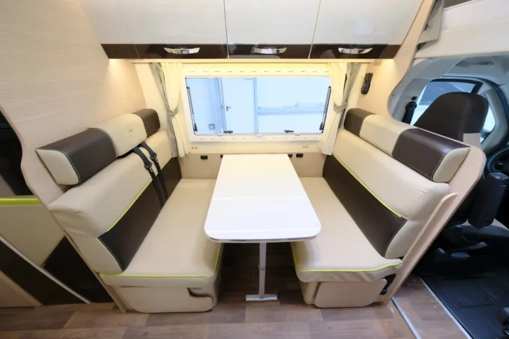 Fahrzeugbild Forster A 699 HB / Festbett / Garage / 6 Schlafplätze #8