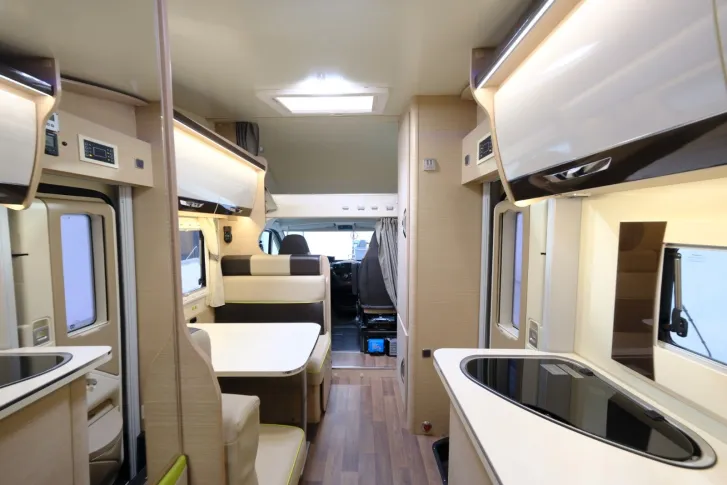 Fahrzeugbild Forster A 699 HB / Festbett / Garage / 6 Schlafplätze #10