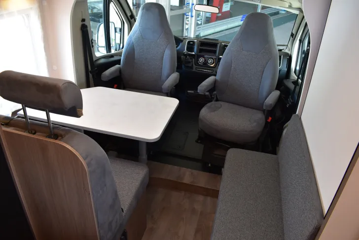Fahrzeugbild Carado VAN V347 pro + Einzelbetten, Hubbett, Garage #4