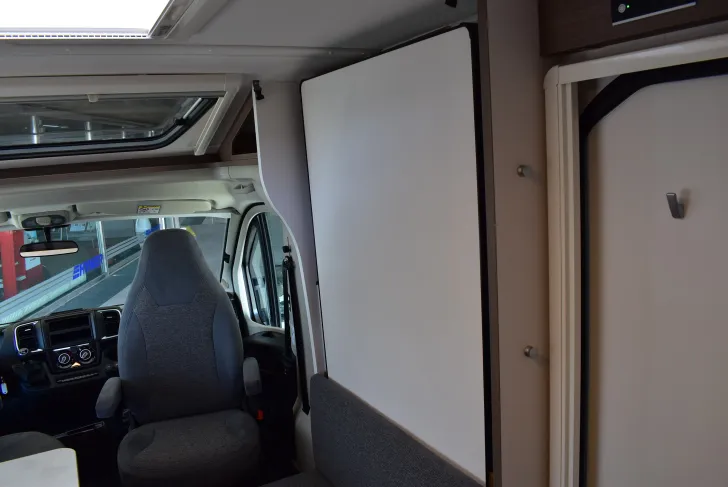 Fahrzeugbild Carado VAN V347 pro + Einzelbetten, Hubbett, Garage #35