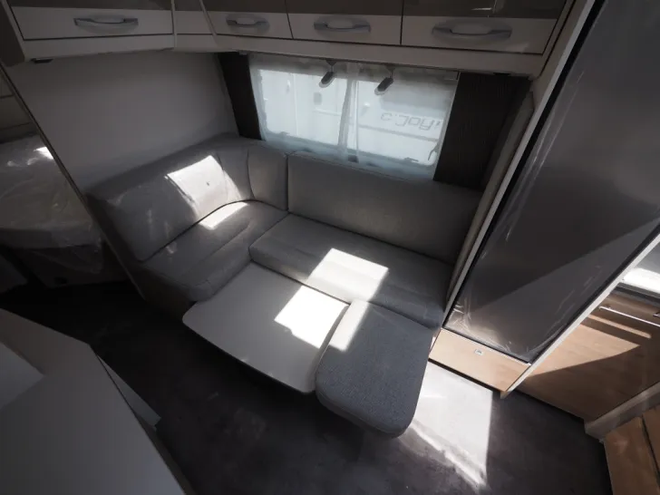 Fahrzeugbild Dethleffs Nomad 490 BLF, Rahmenfenster, Backofen, uvm #7